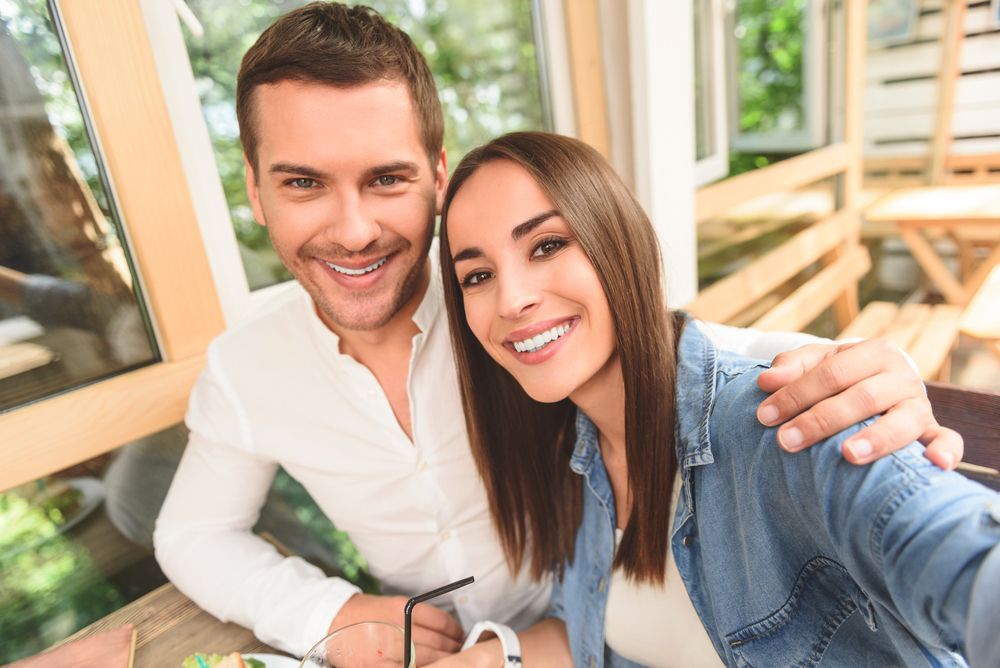 Augmented Reality Could Improve Smile Makeovers 1 Young couple taking selfie and smiling